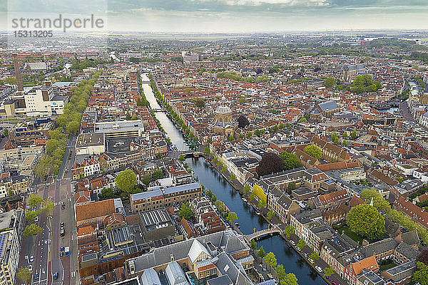 Luftaufnahme des Kanals inmitten der Stadt Leiden