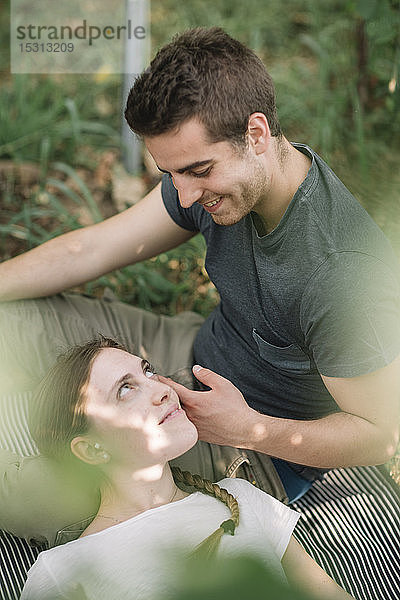 Glückliches junges Paar verbringt gemeinsam Zeit in den Weinbergen