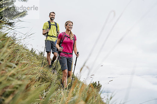 Selbstbewusstes junges Paar auf einer Wanderung in den Bergen  Herzogstand  Bayern  Deutschland