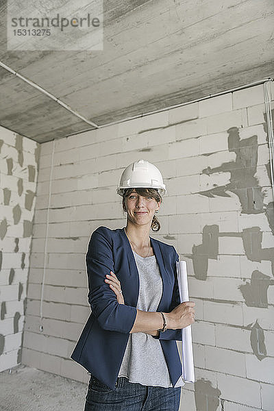 Porträt einer Architektin auf der Baustelle