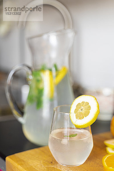 Nahaufnahme eines Limonadenglases in der Küche