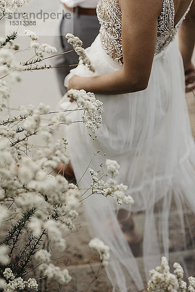Nahaufnahme von weißen Blumen  Braut und Bräutigam