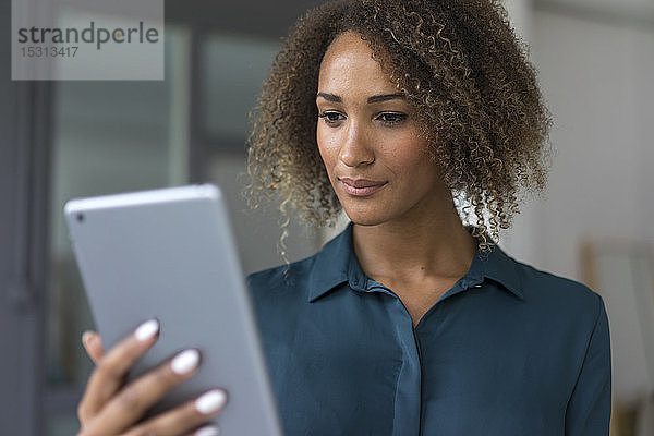 Porträt einer jungen Geschäftsfrau mit digitalem Tablet