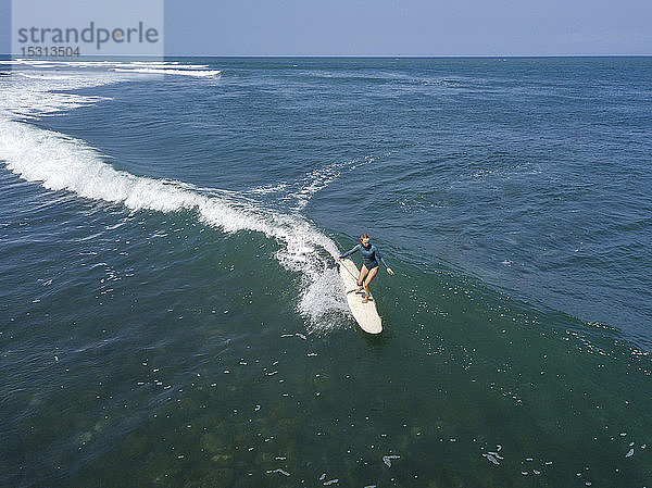 Luftaufnahme einer Surferin  Bali  Indonesien