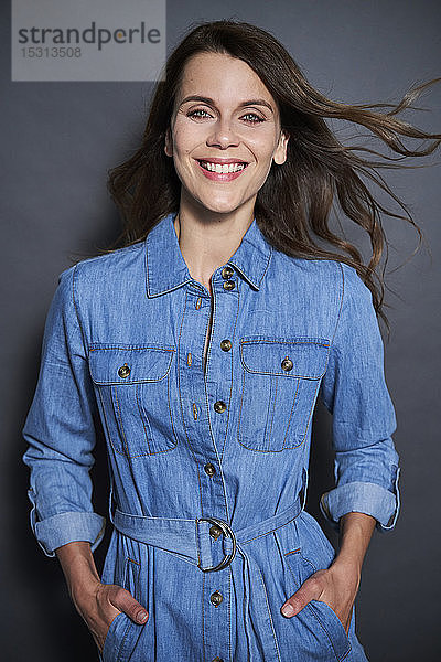 Porträt einer lächelnden attraktiven Frau in Jeanskleid