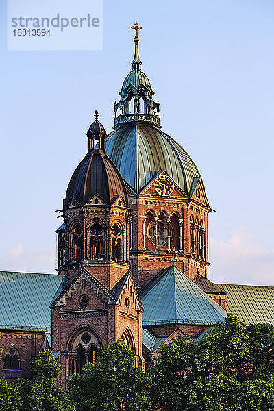 Deutschland  Oberbayern  München  Turm und Kuppel der Lukas-Kirche