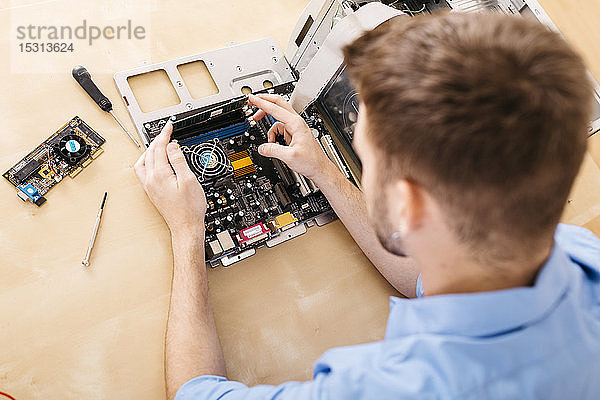 Techniker  der einen Desktop-Computer repariert und den Arbeitsspeicher (RAM) des Computers ändert