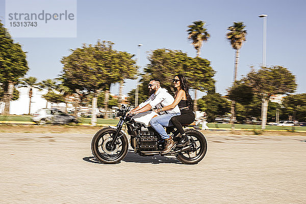 Ehepaar fährt im Sommer Motorrad