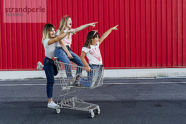 Mutter und ihre Töchter mit Einkaufswagen