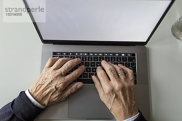 Nahaufnahme eines älteren Mannes mit Laptop