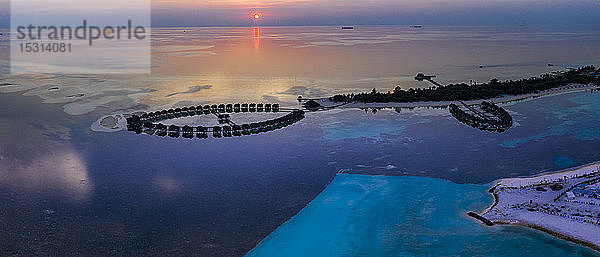 Malediven  Insel Olhuveli  Luftaufnahme des Resorts auf der Lagune des Süd Male Atolls bei Sonnenuntergang