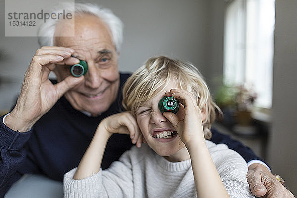 Uhrmacher und sein Enkel beim Blick durch die Okulare