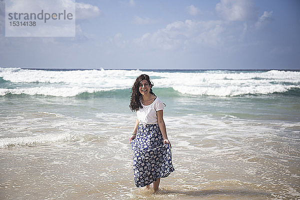 Porträt einer lachenden Frau am Meer stehend  Fuerteventura  Spanien