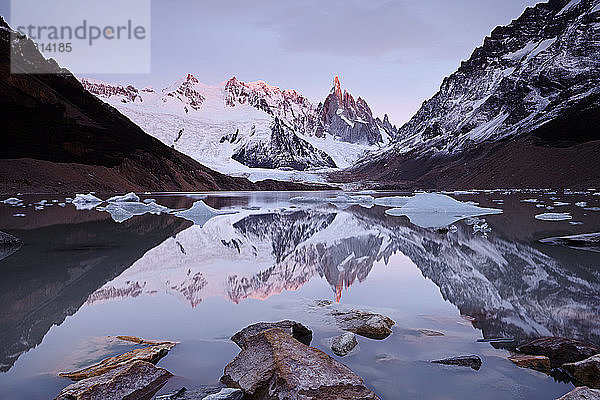 Spiegelung des Cerro-Torre-Gebirges im Lago Torre  Los Glaciares-Nationalpark  Patagonien  Argentinien