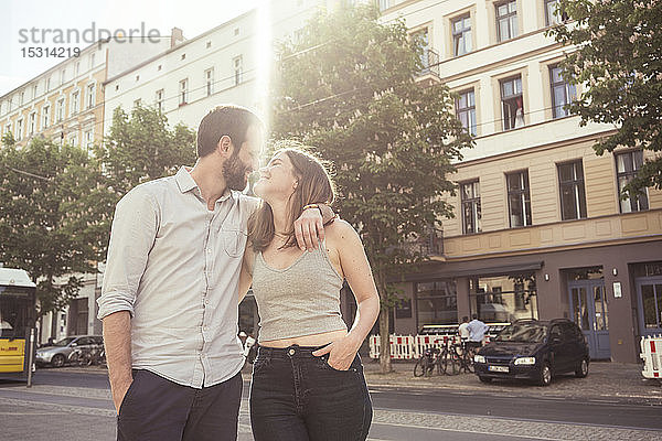 Glückliches junges Paar in der Stadt  Berlin  Deutschland