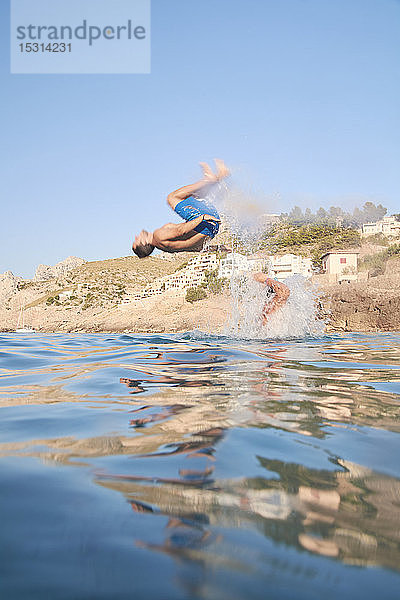 Freunde springen ins Meer  Mallorca  Spanien