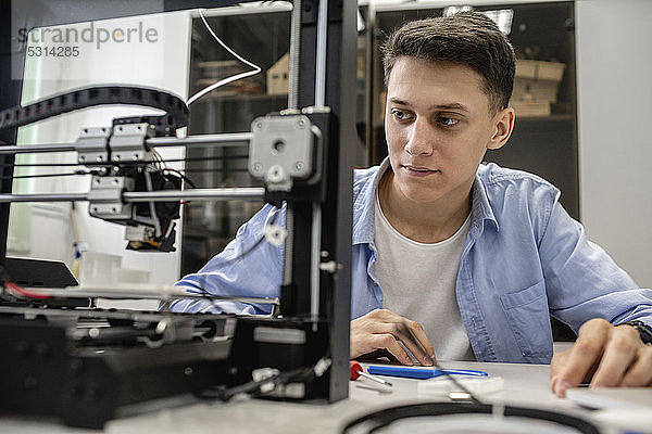 Student beim Einrichten eines 3D-Druckers  Nahaufnahme