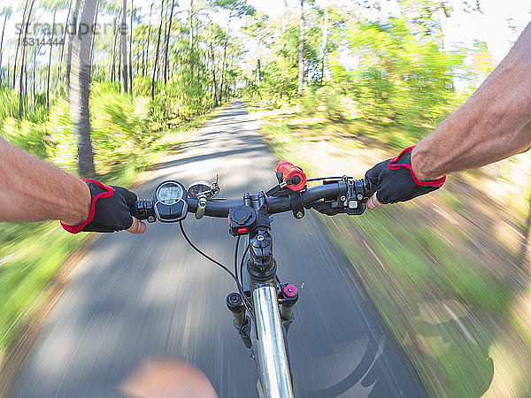 Frankreich  Landes  älterer Mann auf E-Bike im Wald