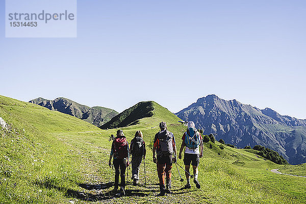 Gruppe von Wanderern in den Bergen  Orobie-Gebirge  Lecco  Italien