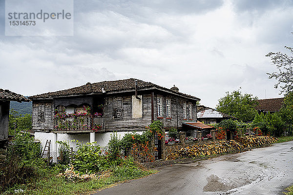 Straße und Haus in einem Dorf  Bulgarien