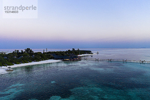 Malediven  Olhuveli-Insel  Pier und Resort auf der Lagune des Süd Male Atolls bei Sonnenuntergang