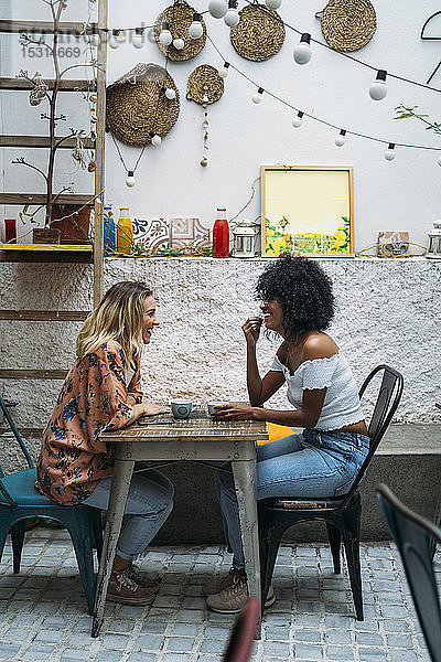 Multikulturelle Frauen in einem Cafe