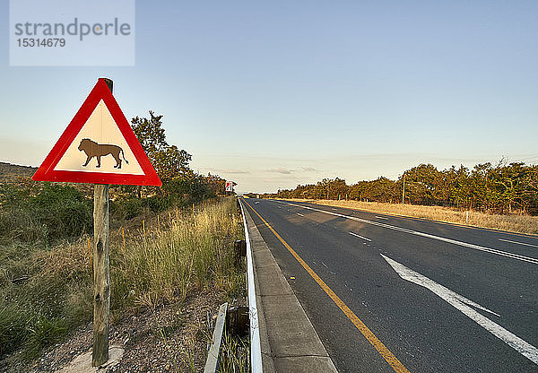 Vorsicht vor Löwenschild am Straßenrand  Marloth Park  Südafrika