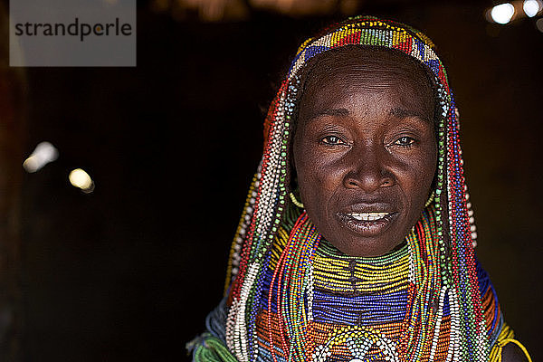 Muhila-Frau mit ihrer charakteristischen Frisur und ihren Halsketten  Congolo  Angola