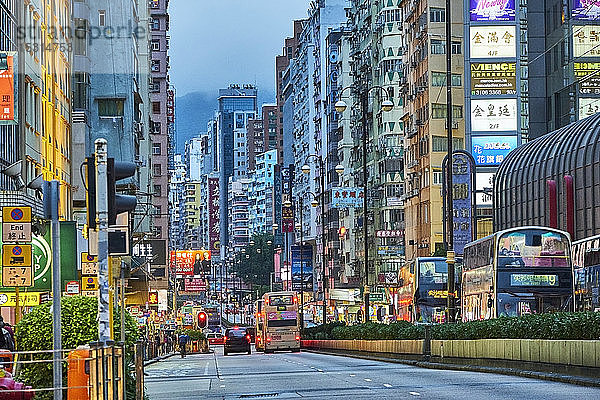 Straße in Kowloon am Abend  Hongkong  China