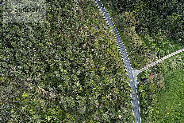 Luftaufnahme der Straße durch den Wald  Franken  Bayern  Deutschland
