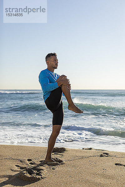 Mann beim Workout am Strand