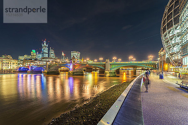 Skyline der Londoner Stadt mit der Southwark Bridge  London  UK
