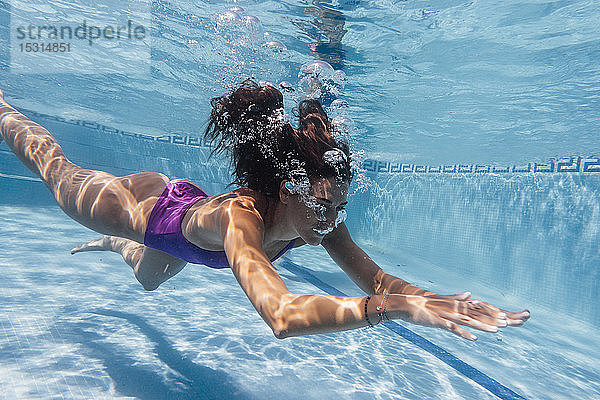 Frau unter Wasser in einem Pool