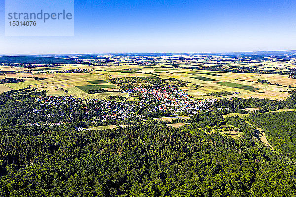 Luftaufnahme über Getreidefelder  Wiesen  Wälder und Dörfer  Wetterau  Deutschland