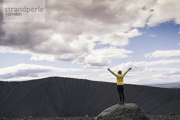 Junge Frau steht am Krater Hverfjall in der Nähe von Myvatn  Island