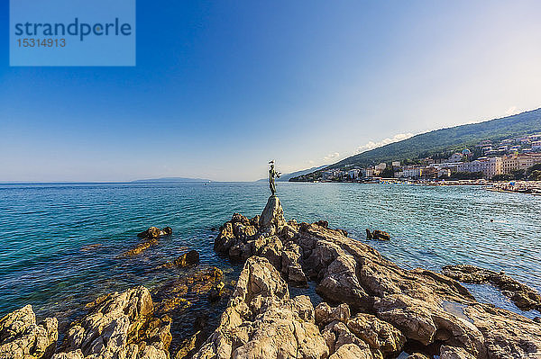 Jungfrau mit der Möwe an der Küste der Adria vor blauem Himmel