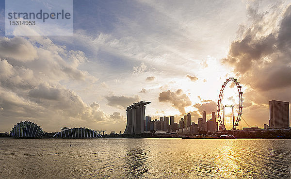 Gärten an der Bucht und Skyline mit Singapore Flyer  Singapur