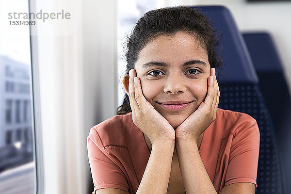 Porträt eines allein im Zug reisenden eenage girl