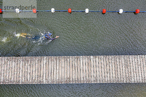 Luftaufnahme eines Triathleten  der in einem See krabbelt