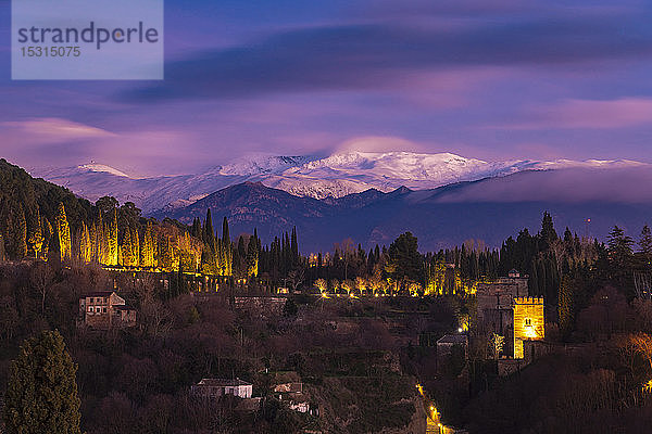 Blick auf die Alhambra mit der Sierra Nevada im Hintergrund bei Sonnenuntergang  Granada  Spanien