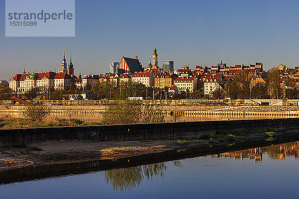 Stadtsilhouette bei Sonnenaufgang  Blick über die Weichsel auf die Altstadt  Warschau  Polen