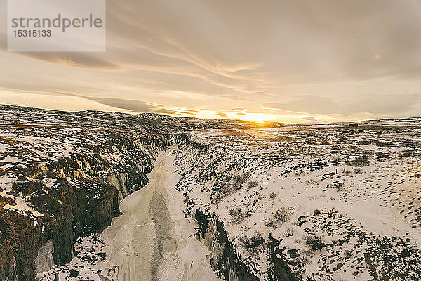 Island  gefrorener Fluss in der Nähe der Region Krafla vor Sonnenuntergang