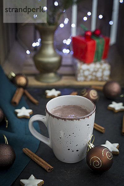Tasse heiße Schokolade zur Weihnachtszeit