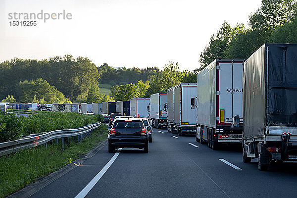 Rettungsspur  Autos und Lastwagen im Stau am Abend  Deutschland