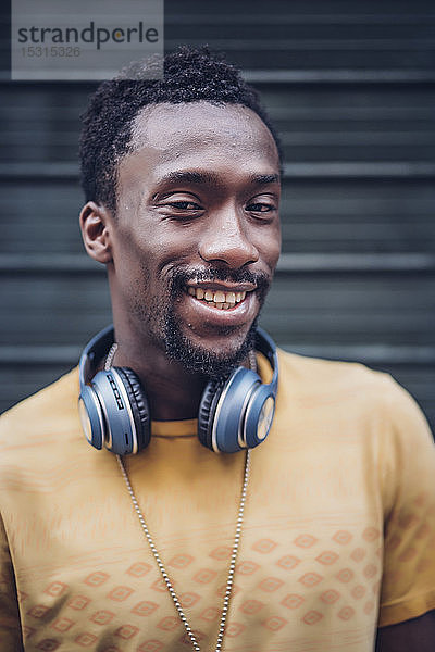 Porträt eines lächelnden Mannes mit Kopfhörer