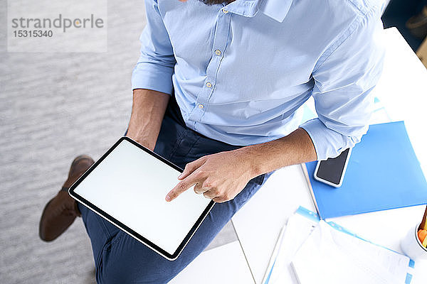 Draufsicht eines Geschäftsmannes mit einem digitalen Tablet