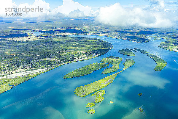 Luftaufnahme der Gregory Islands und des Flusses Isis  die in der Nähe von Hervey Bay  Queensland  Australien  ins Meer münden