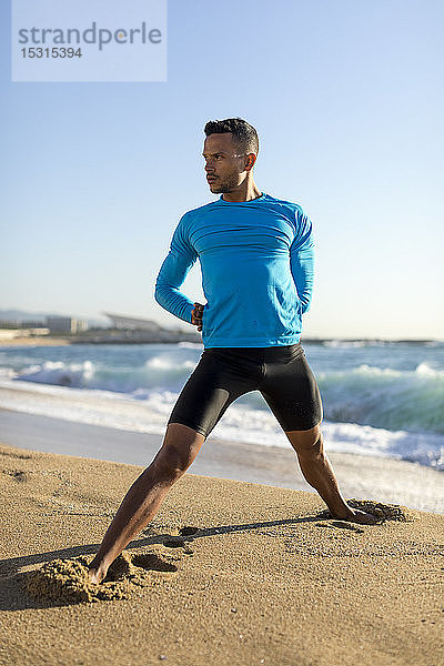 Mann beim Workout am Strand