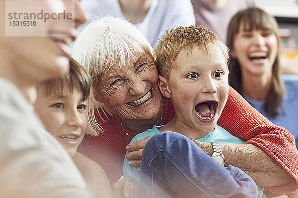 Drei Generationen Familie haben Spaß zu Hause