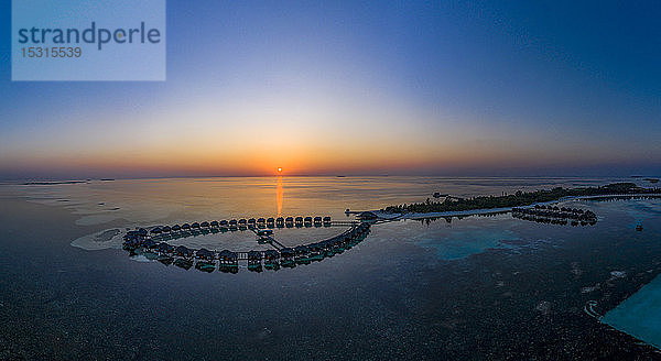 Malediven  Insel Olhuveli  Resort-Bungalows auf der Lagune des Süd Male Atolls bei Sonnenuntergang